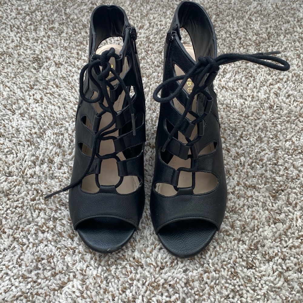 Strapping lace up heel